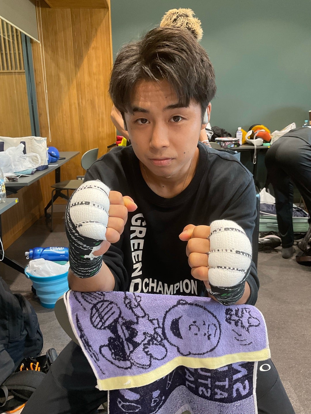 バンテージを巻き終えた横山鋭人